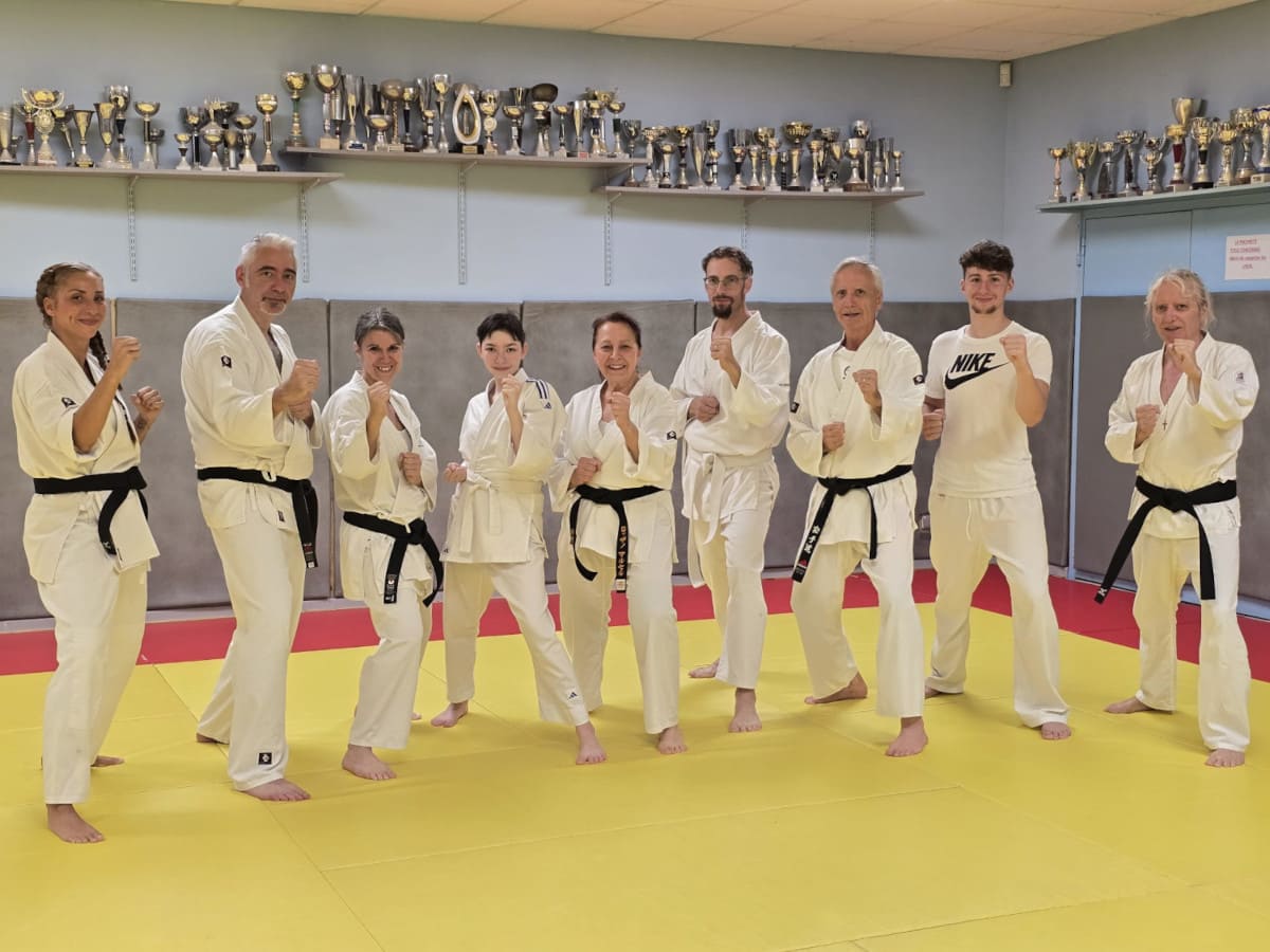Groupe de karatékas du club KENKYO à Custines